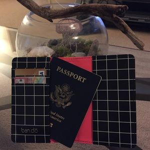 NWOT The Getaway Passport Holder